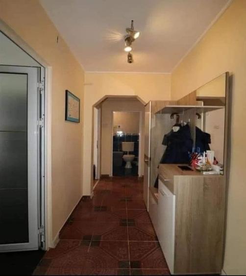 Apartament cu 4 camere, decomandat, zona Dacia - 5