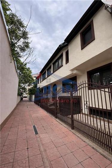 Intre eleganta urbana si liniste deplina, vila moderna cu garaj si acces privat - 1