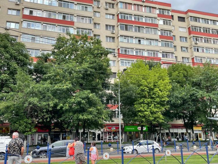 Spatiu comercial 30mp cu chirias renume,vad pietonal foarte bun! - 1