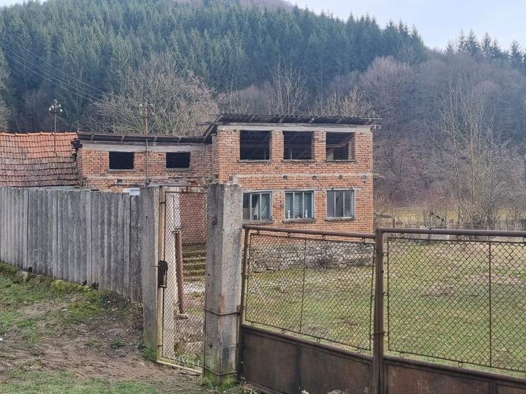 Teren cu casa si sura batranesca. 3700m2 de Teren, - 2