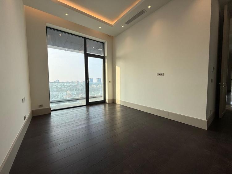 Apartament cu 5 camere decomandat în Barbu Văcărescu