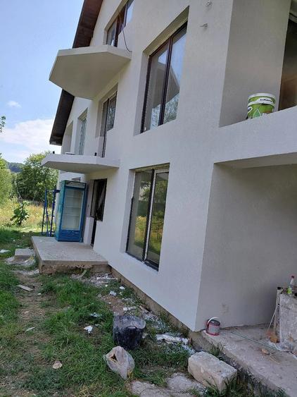 Casă cu 2 camere cu Teren 1300 Mp în Cheia