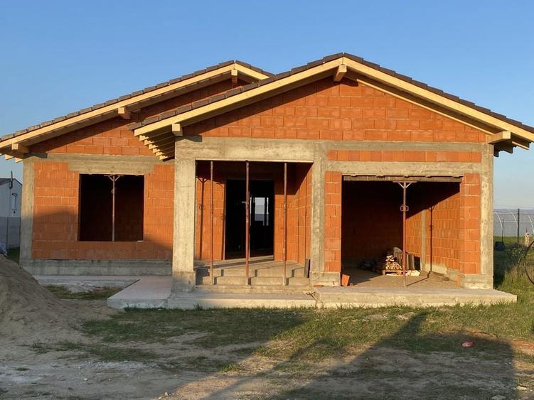 Casa la rosu in Livada de Bihor 10 km de Oradea - 1