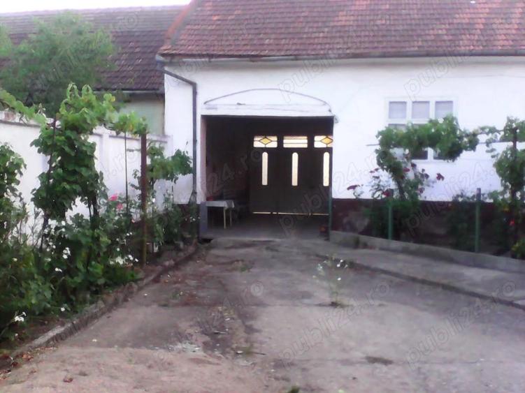 Vand casa la sat, zona centrala - 1