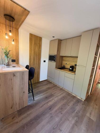 Cabana suspendata la 7 metrii inaltime , dispune de un teren de 1600 m - 3