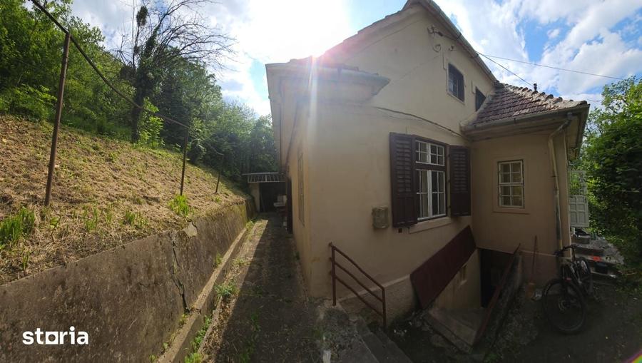 Casă cu 6 camere cu Teren 2600 Mp în Central