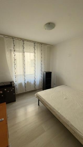 Inchiriez apartament 3 camere Est - 1