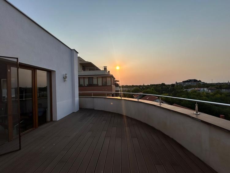 Penthouse cu 3 camere decomandat în Herăstrău