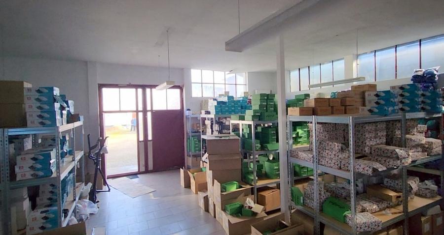 Vila 290mp + 4 spatii comerciale/depozitare, teren 1401 mp, acces DN1 - 18