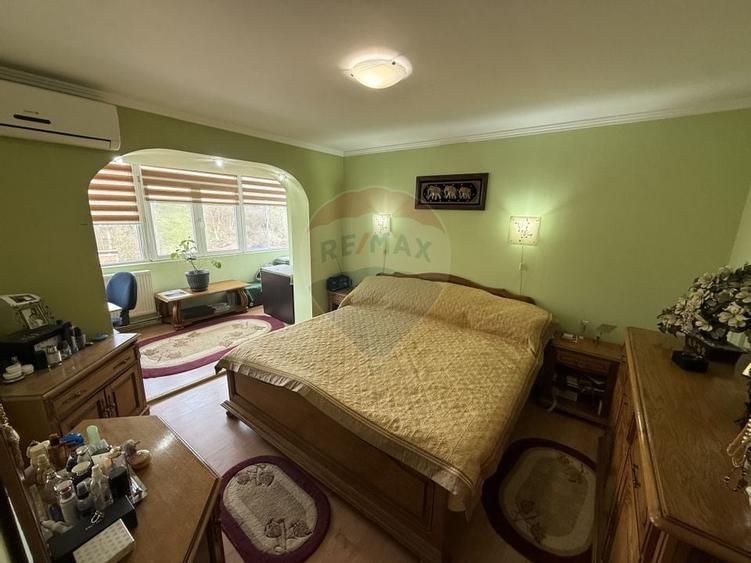 Apartament cu 3 camere de vânzare în Centrul orașului Câmpulung - 4