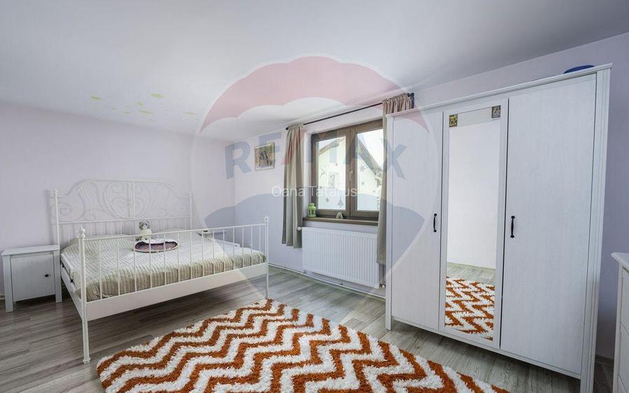 Vila cu 4 camere + terasa + curte + loc de parcare - Bacu...