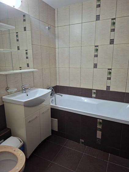 Apartament cu 3 camere decomandat în Berceni