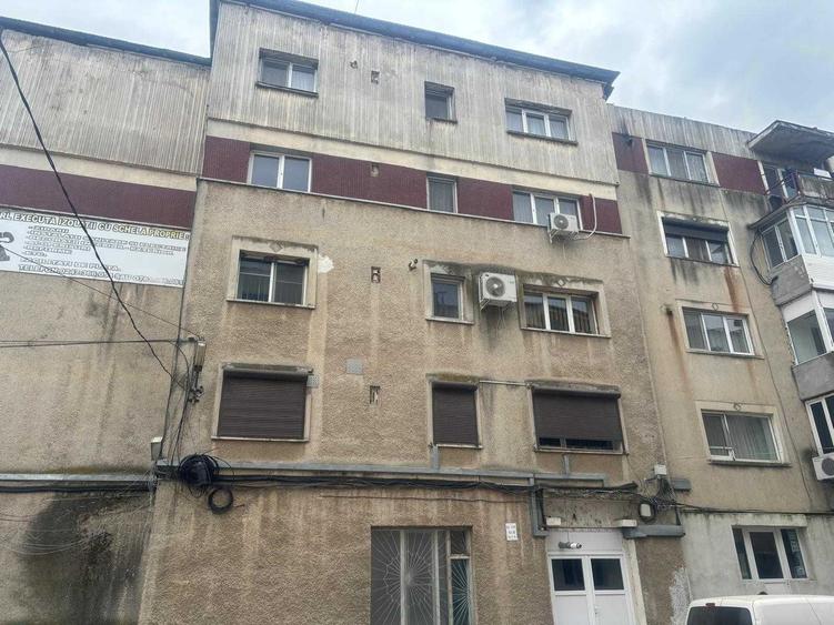 Apartament cu 4 camere decomandat în Central