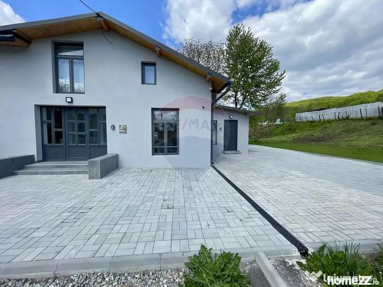 Casă cu 4 camere cu Teren 1397 Mp în Poiana