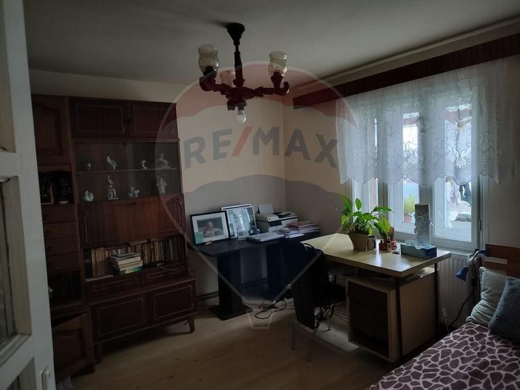 Casă individuală cu 4 camere cu Teren 950 Mp în Biharia