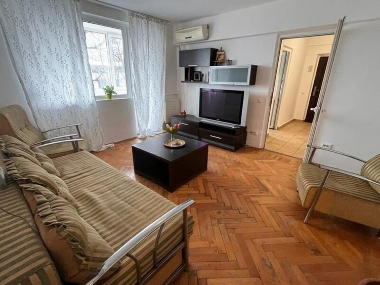 Apartament cu 3 camere semidecomandat în Câmpia Libertății