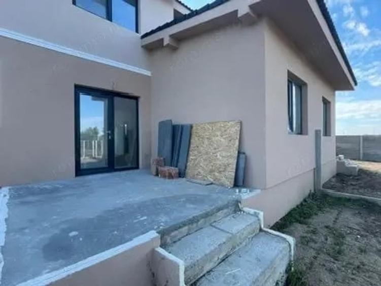 Casă cu 4 camere cu Teren 275 Mp în Urseni