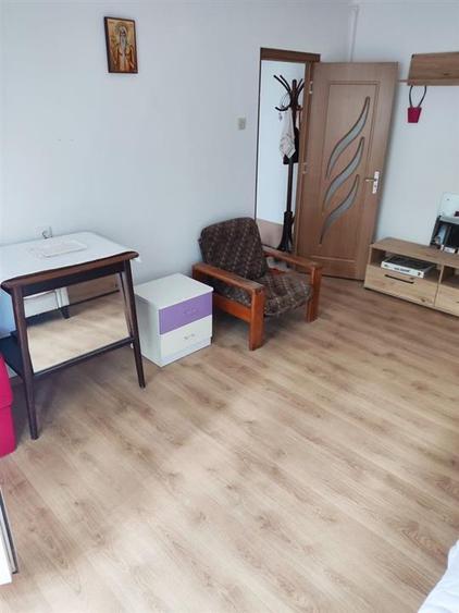 Apartament cu 3 camere semidecomandat, mobilat în Dacia
