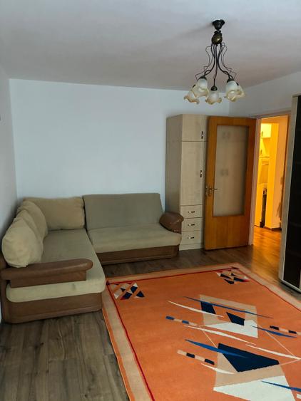 Apartament cu 3 camere decomandat în Berceni