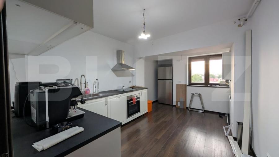 Apartament cu 3 camere semidecomandat, mobilat în Micro 3