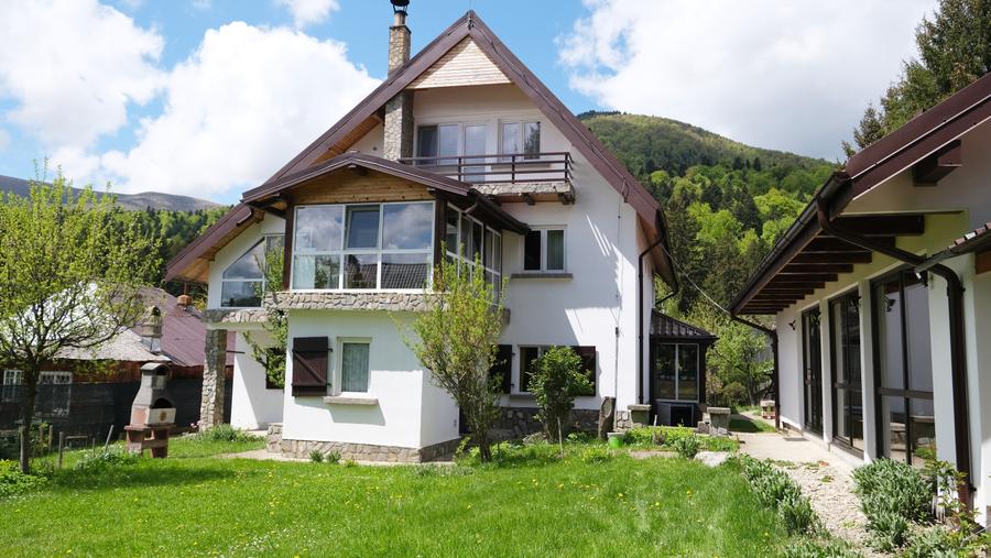 Vanzare 2 vile noi, mari superbe si 1905 mp teren la munte in Cheia Prahova - 1