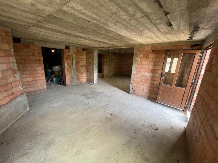 Casă individuală cu 5 camere cu Teren 975 Mp în Central