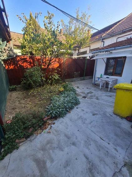 Curte cu doua case si teren - 6