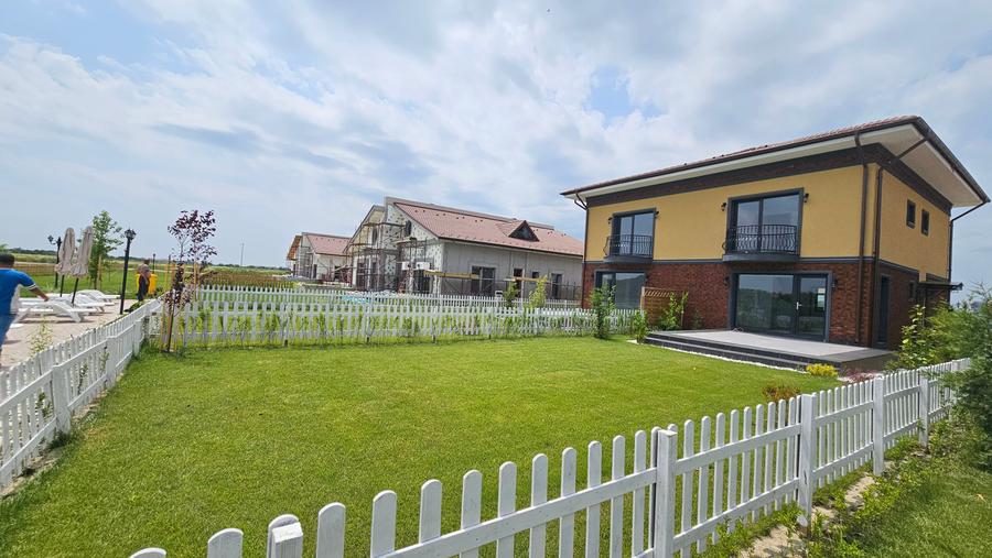 VILE P+1, 4 camere+Teren 250 mp.zona Otopeni, COMPLEX CU PISCINA-COMISION 0% - 1