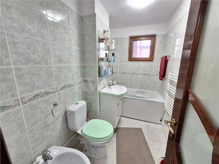 Apartament 3 camere semidecomandat, renovat si semi-mobilat, zona Cora-Bacau - 11