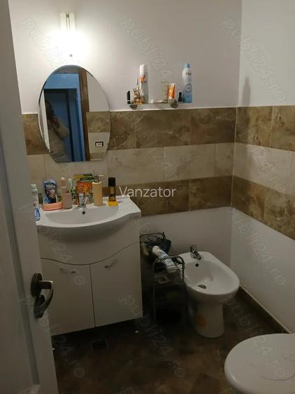 Vand apartament 4 camere,et 1din 4,micro 4,situat langa Parcul Siderurgistului.