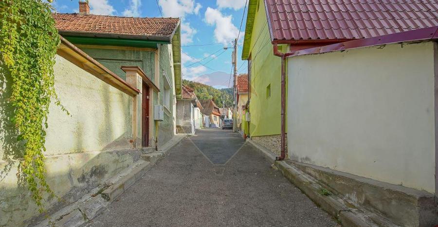 Casa saseasca de renovat, cu teren, ?cheii Bra?ovului - 2