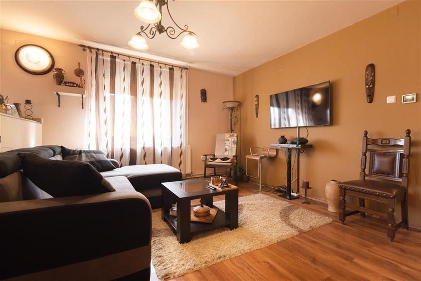 Casa P+M cu 4 camere+living+loc de luat masa in Santion - 10