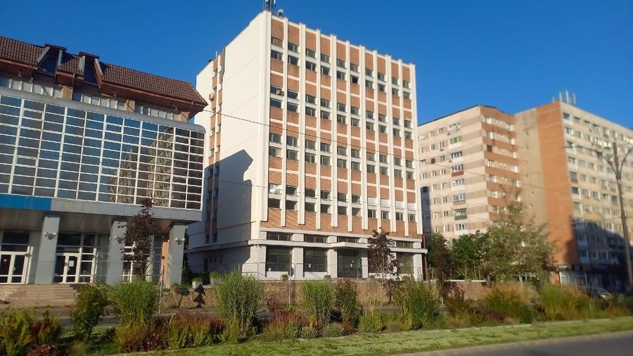 Clădire comercială cu 4 etaje de închiriat BD.Republicii, în Reșița, Caraș-Sever - 1