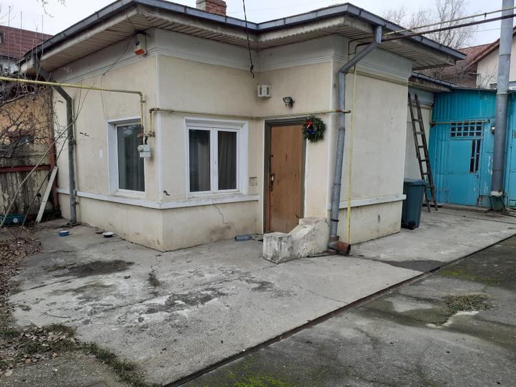 Vand casa cu teren 298 mp, zona Bazilescu, 16 Februarie - 2