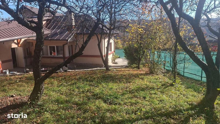 Casă cu 6 camere semidecomandat cu Teren 1400 Mp în Central