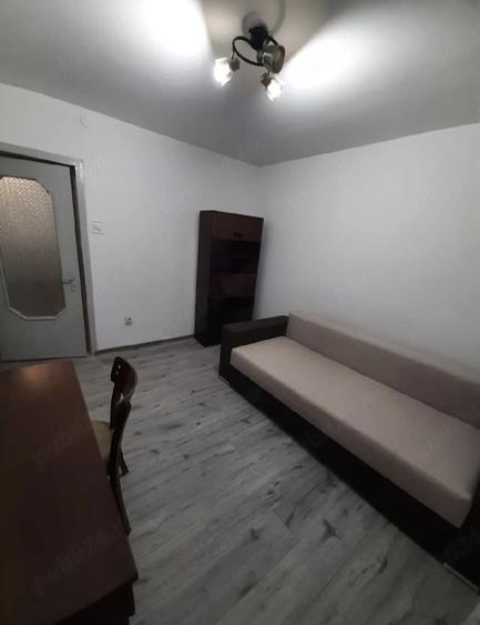 Apartament cu 3 camere decomandat în Cornișa