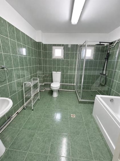 Casă individuală cu 13 camere cu Canalizare în Sud-Est