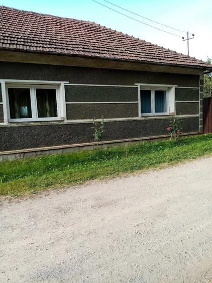 Casă cu 2 camere cu Teren 10 Mp în Ceica