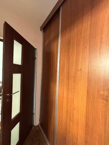 Apartament cu 3 camere semidecomandat în Tractorul