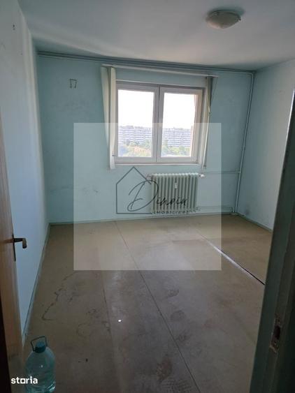 Apartament cu 3 camere semidecomandat în Câmpia Libertății