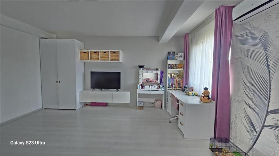 Casă cu 5 camere cu Canalizare în Central