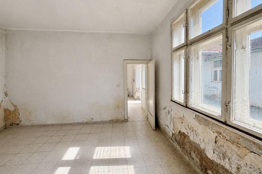 Casă individuală cu 7 camere cu Canalizare în Pârneava