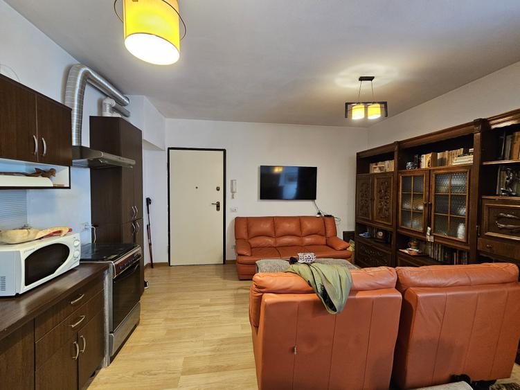 Ap. deosebit 2 cam, et. 3, semidec, cu parcare, Bogdăneștilor, colț cu Mendeleev - 6