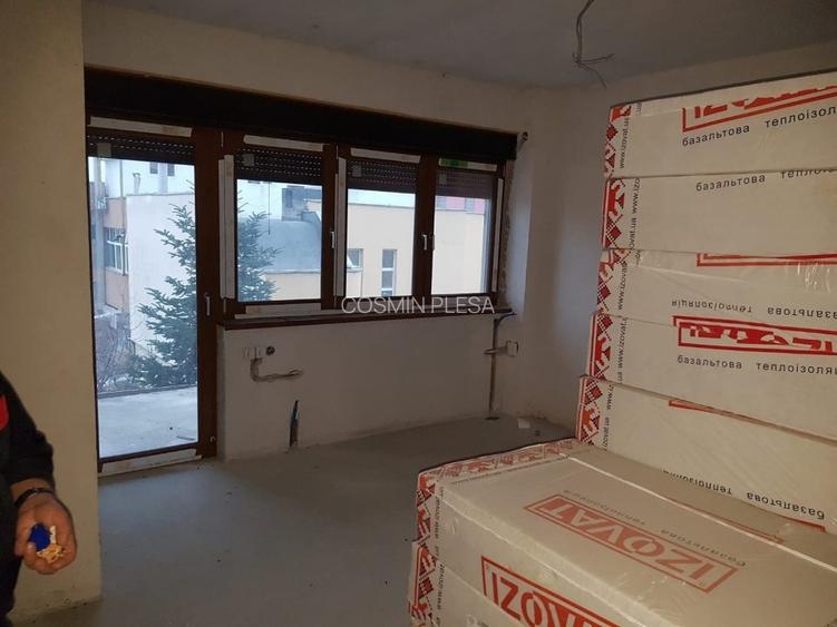 Spatiu comercial + Apartament, Fratii Golesti, teren 300 mp