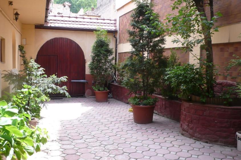 Casă cu 6 camere în Centrul Istoric