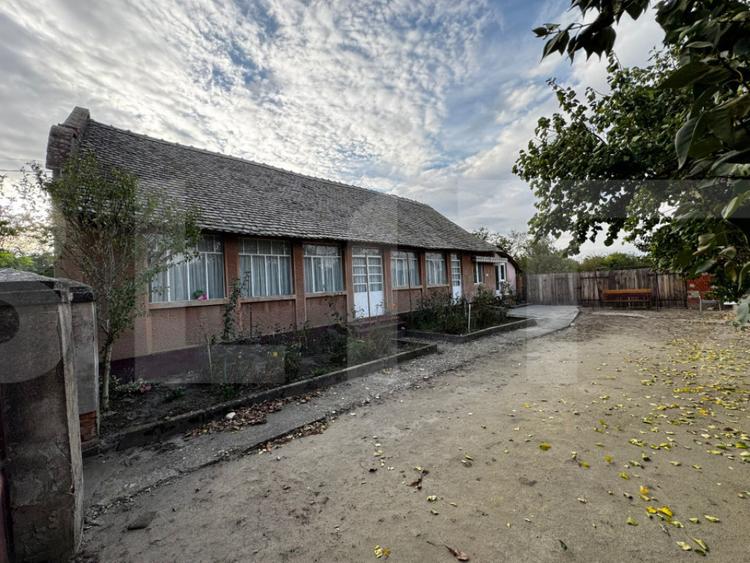 Casa 4 camere cu teren de 3892 mp - 2