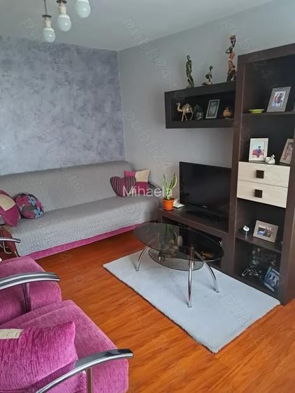 Vand apartament cu trei camere Vand apartament cu trei camere