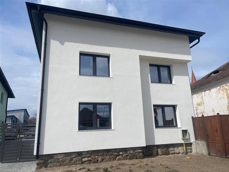 Casa cu 4 camere si 3 bai pretabila birouri in Sura  Mare - 2