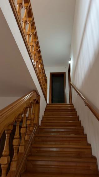 Casă individuală cu 10 camere cu Canalizare în Central