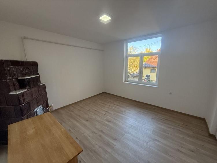 2 corpuri de Casă renovate + teren 125 mp Campina - 7
